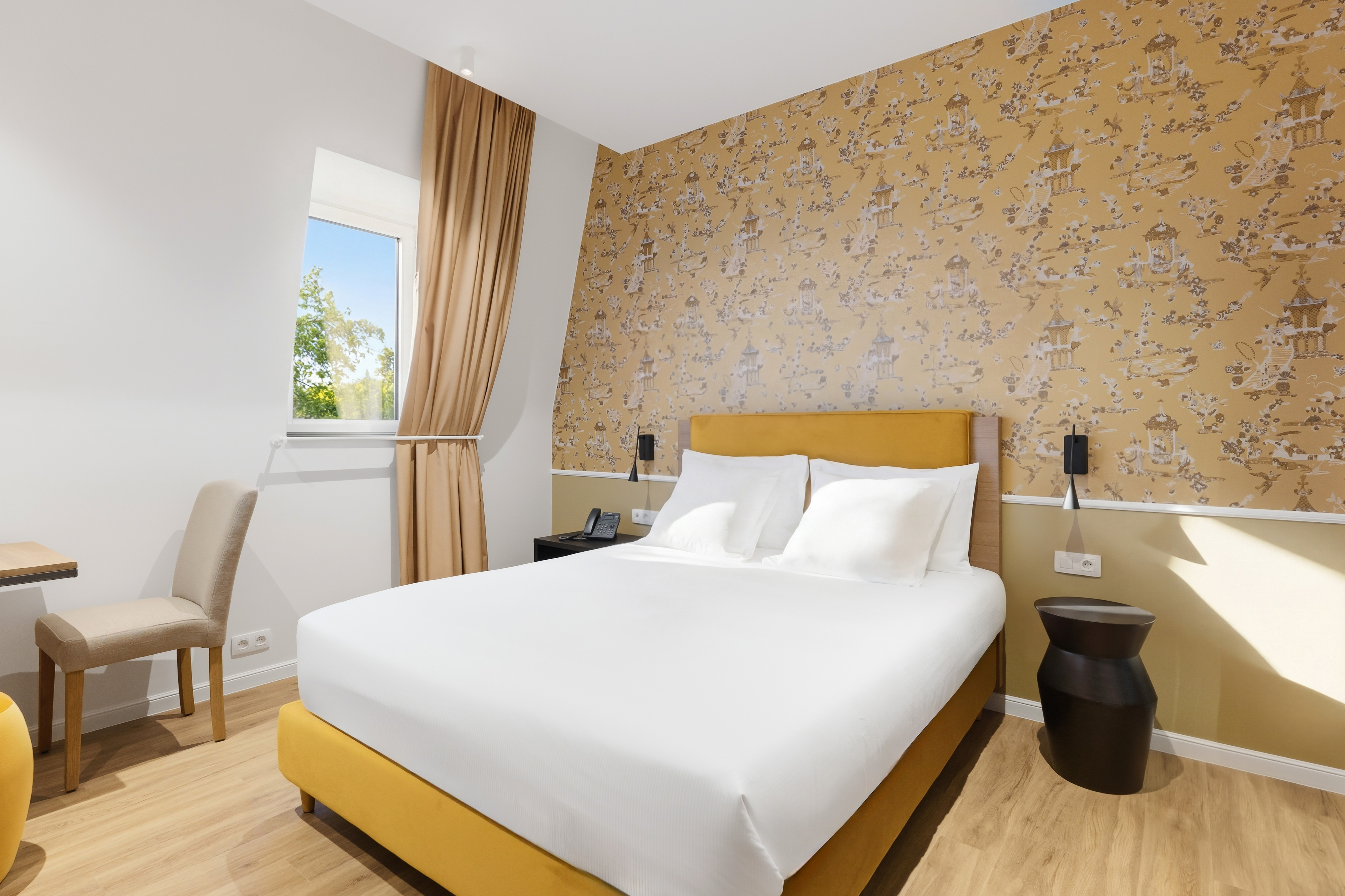 Cama de un estudio junior con ventana y luz natural