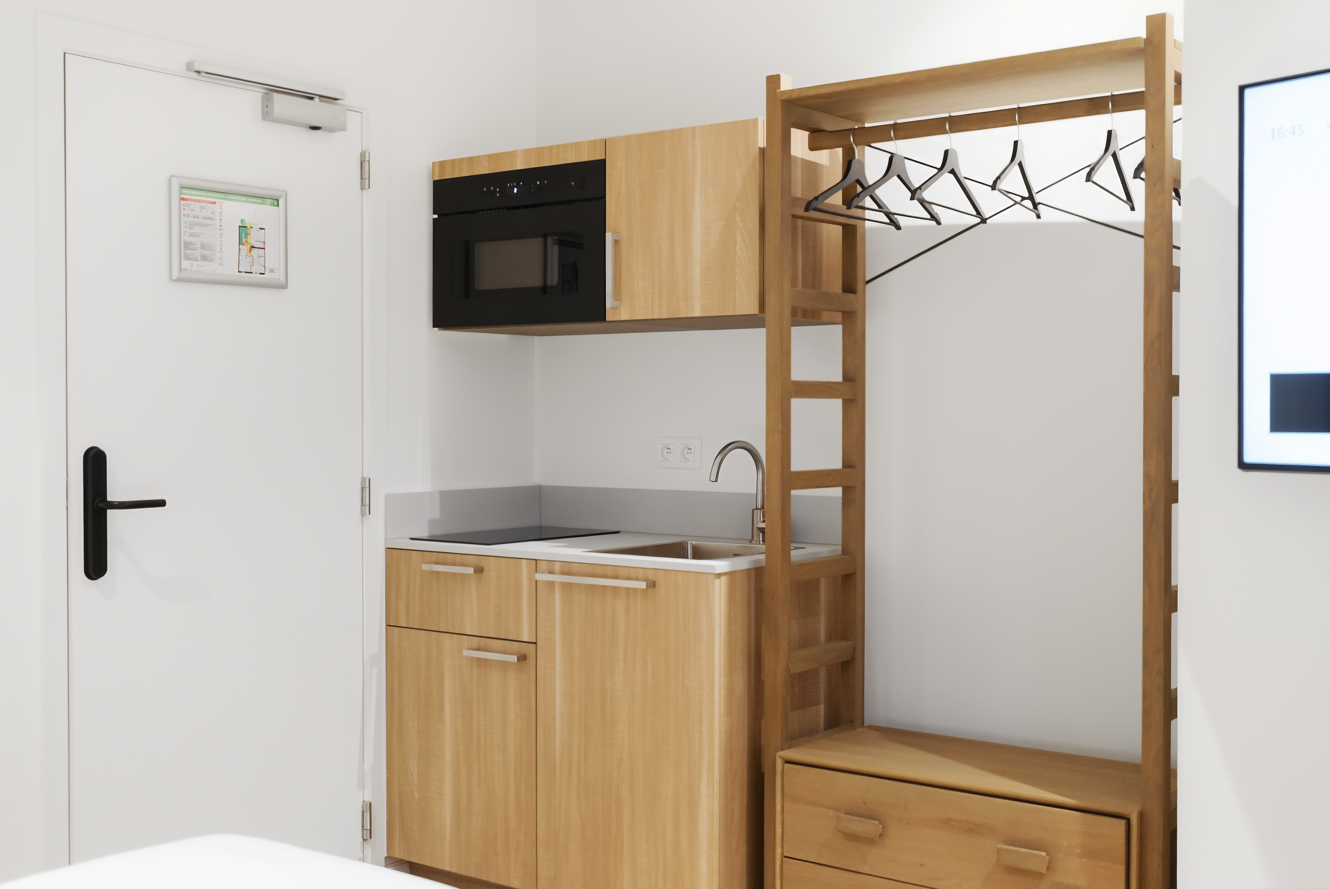 Cocina compacta en estudio de apartahotel en W16