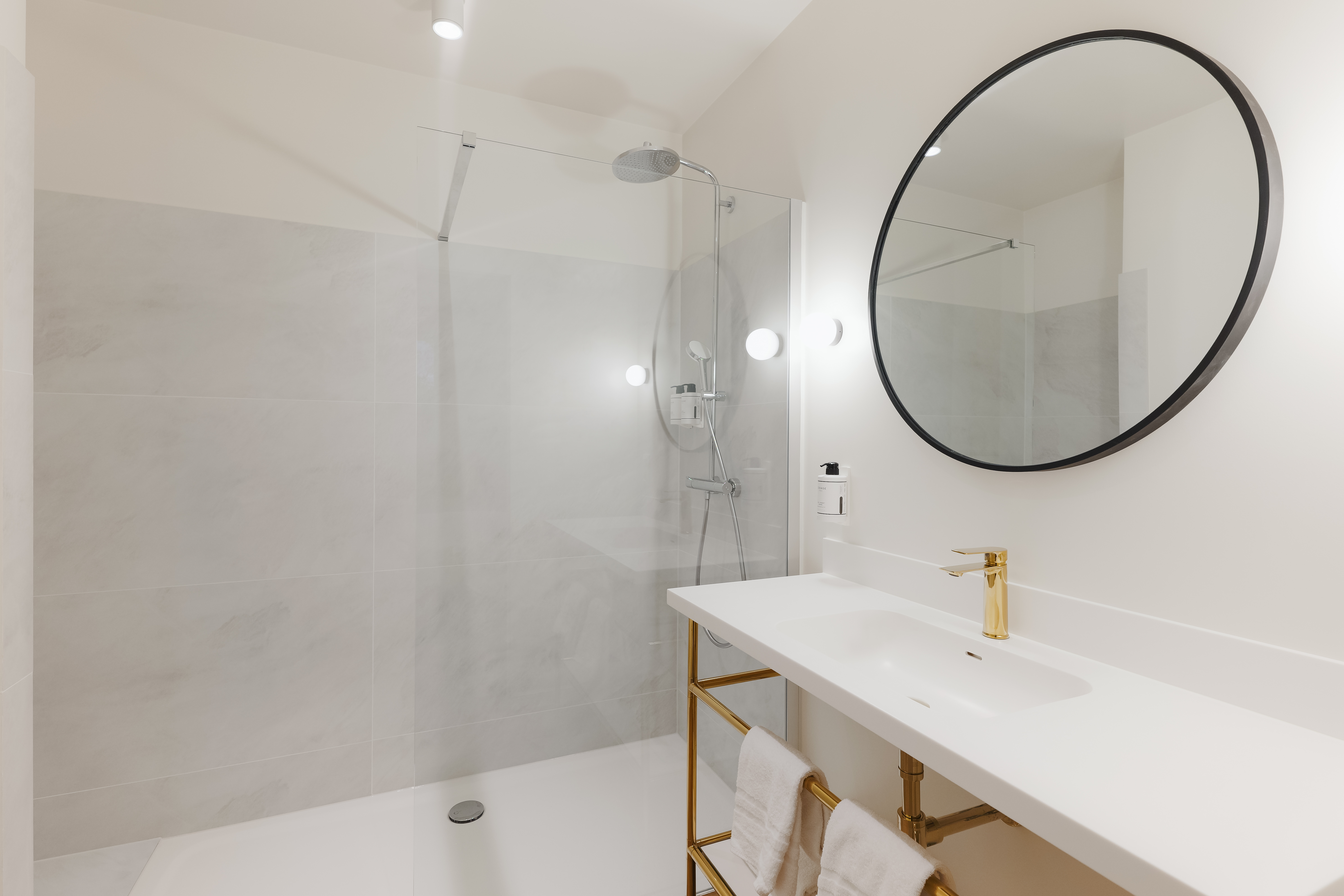 Cuarto de baño de diseño contemporáneo en Whitlock16, Bruselas