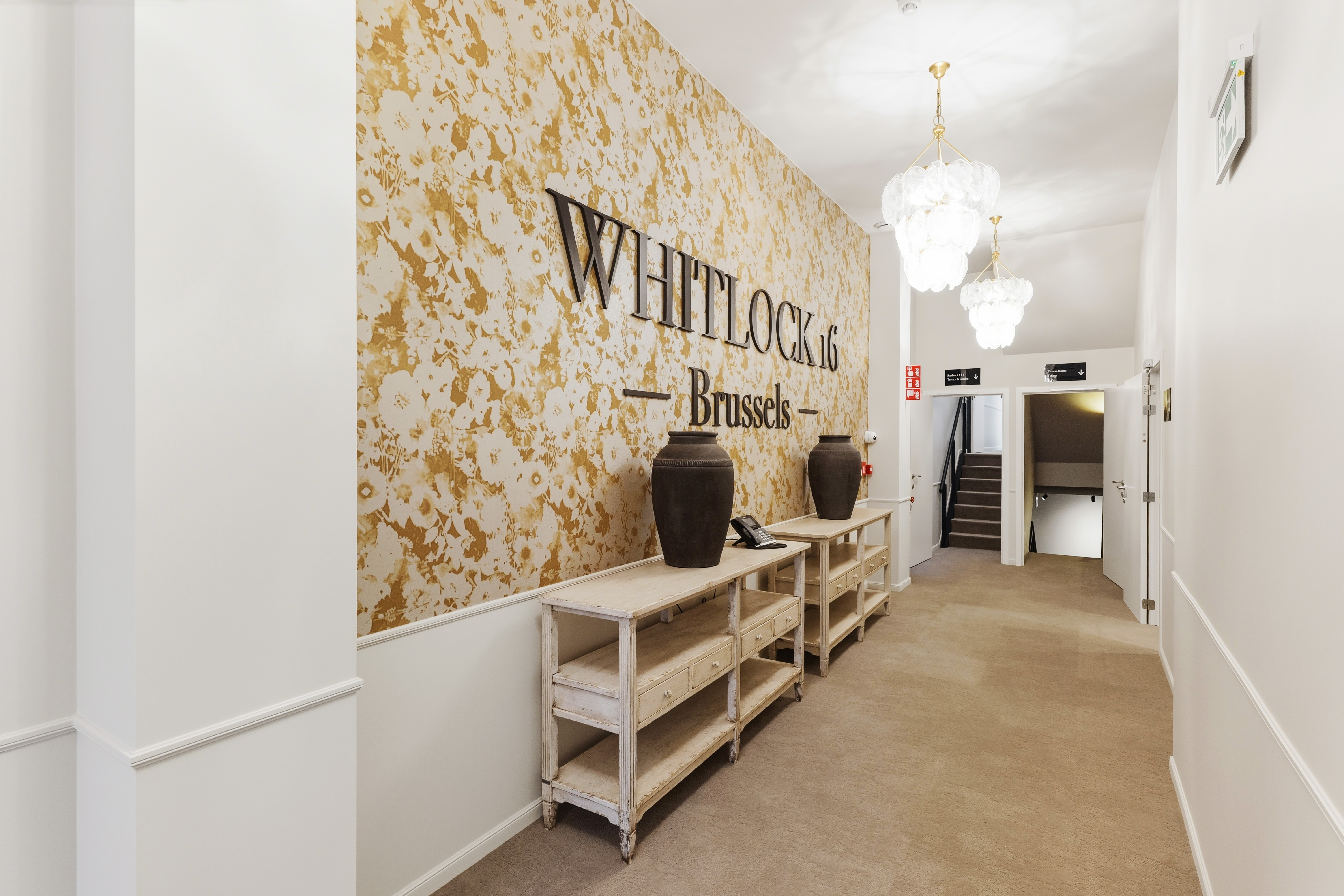 Luminoso pasillo del Aparthotel Whitlock16