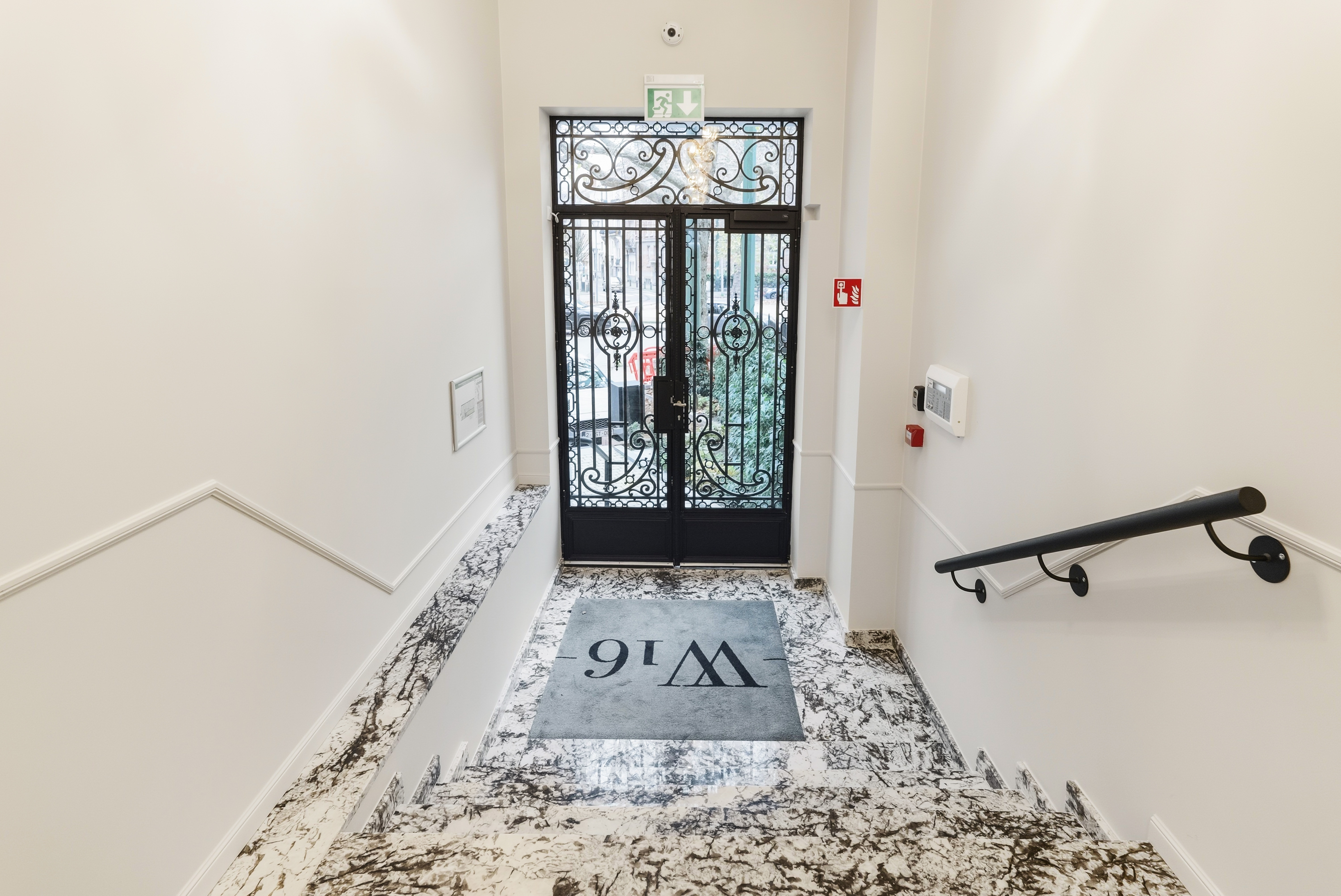 Vestíbulo del Aparthotel Whitlock16 con suelo estampado