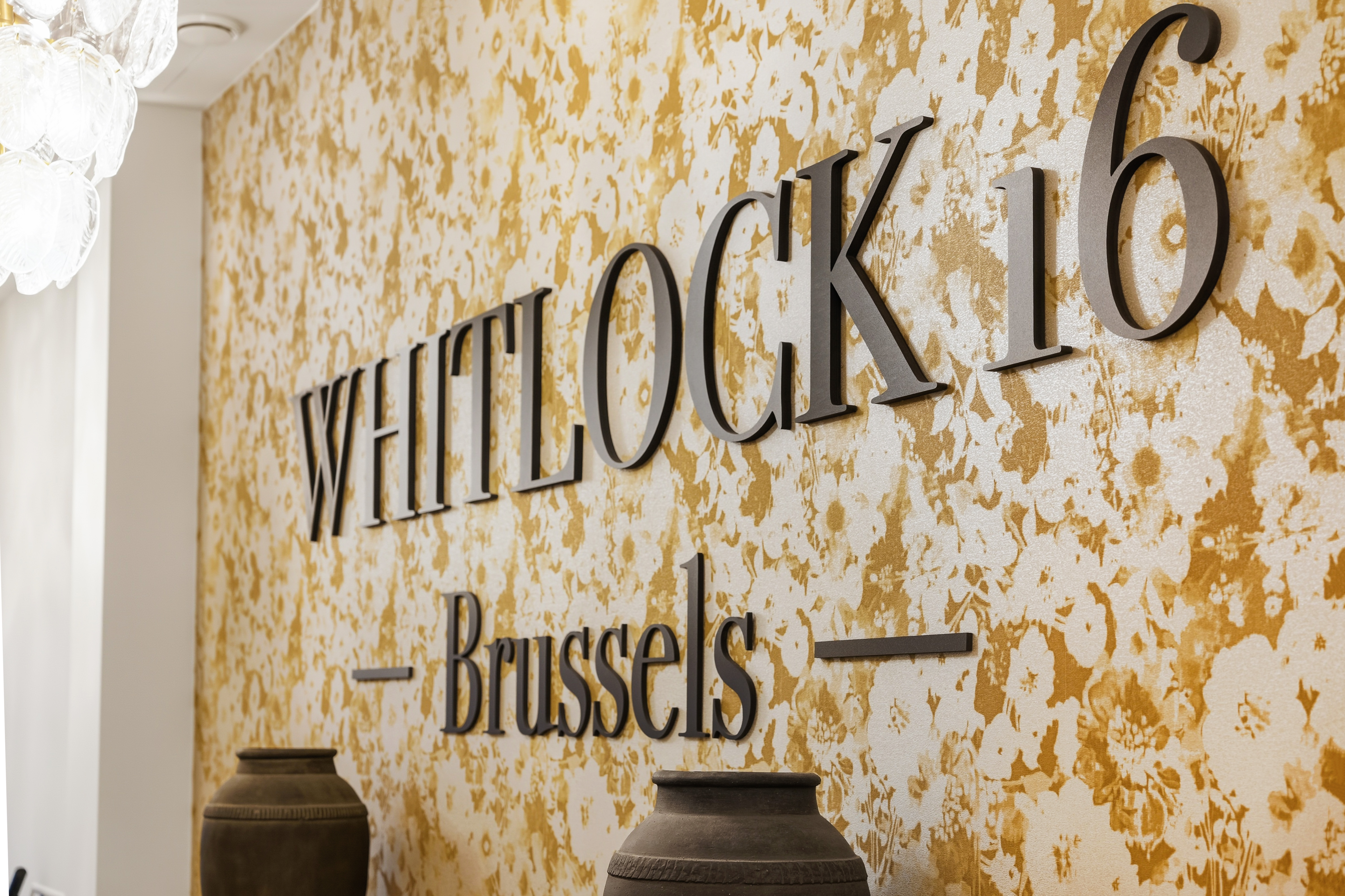 Logotipo de Whitlock16 Brussels en el interior del apartahotel