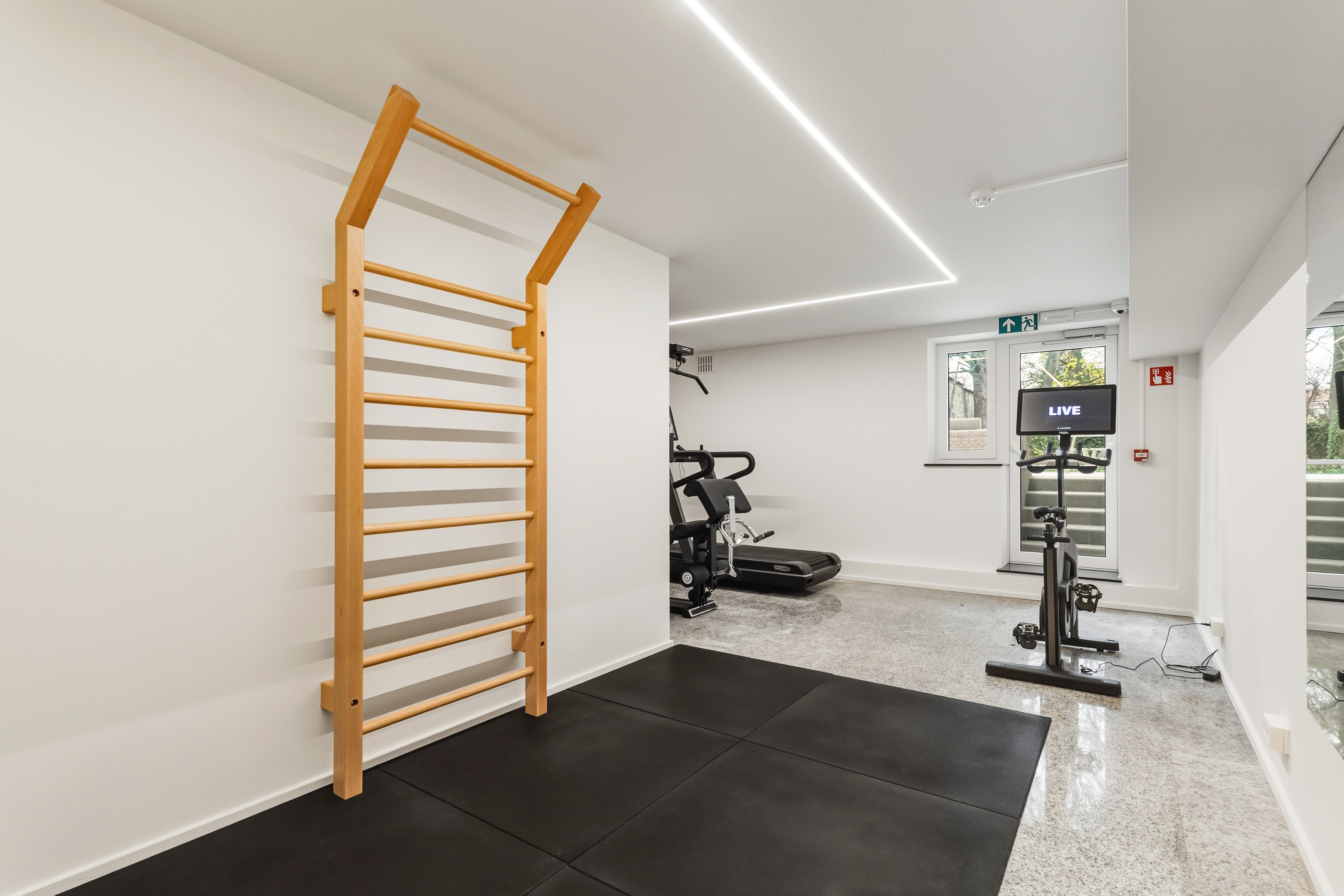 Gimnasio con escalera