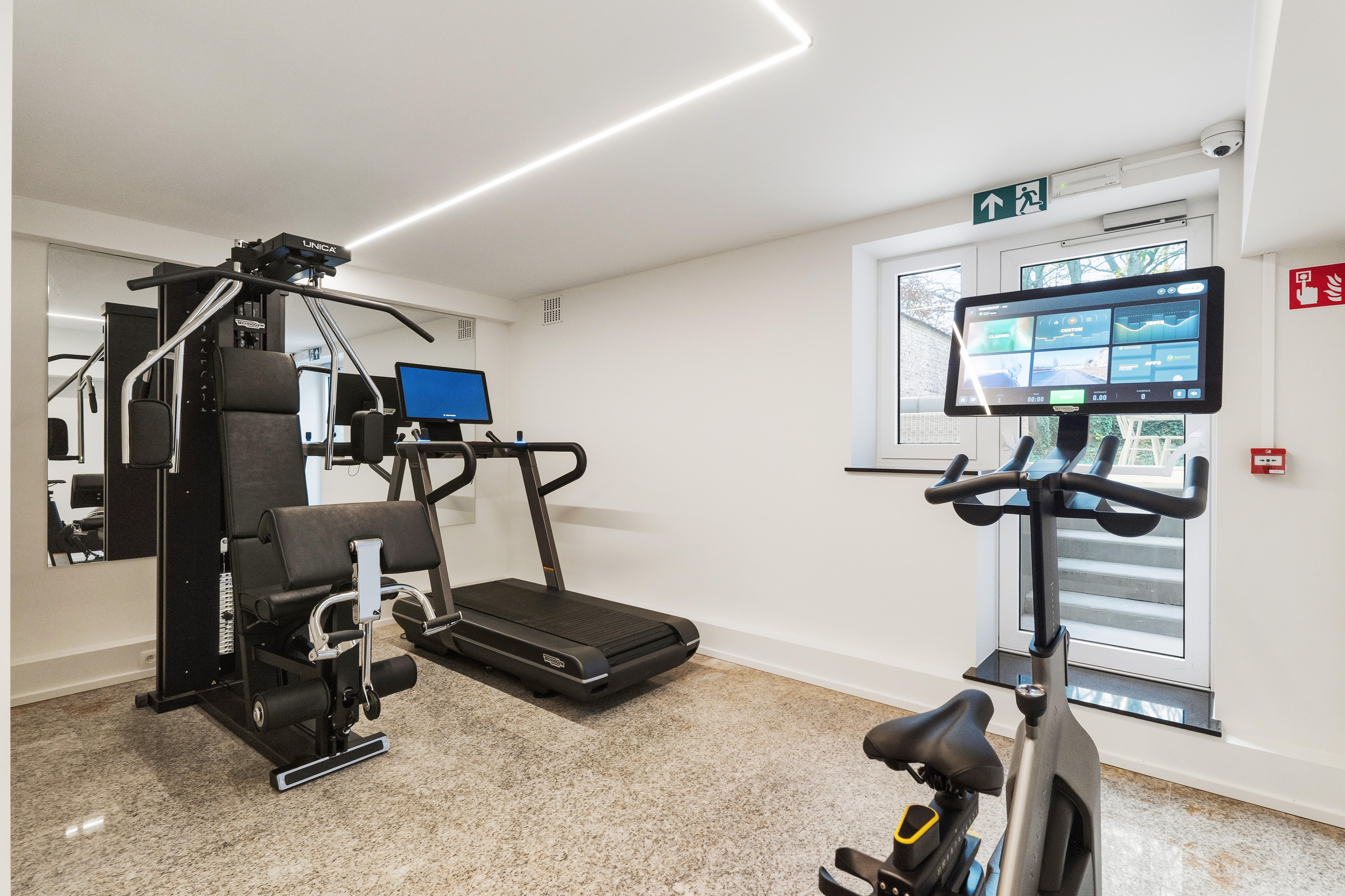 Equipo de cardio en la sala de fitness del apartahotel W16