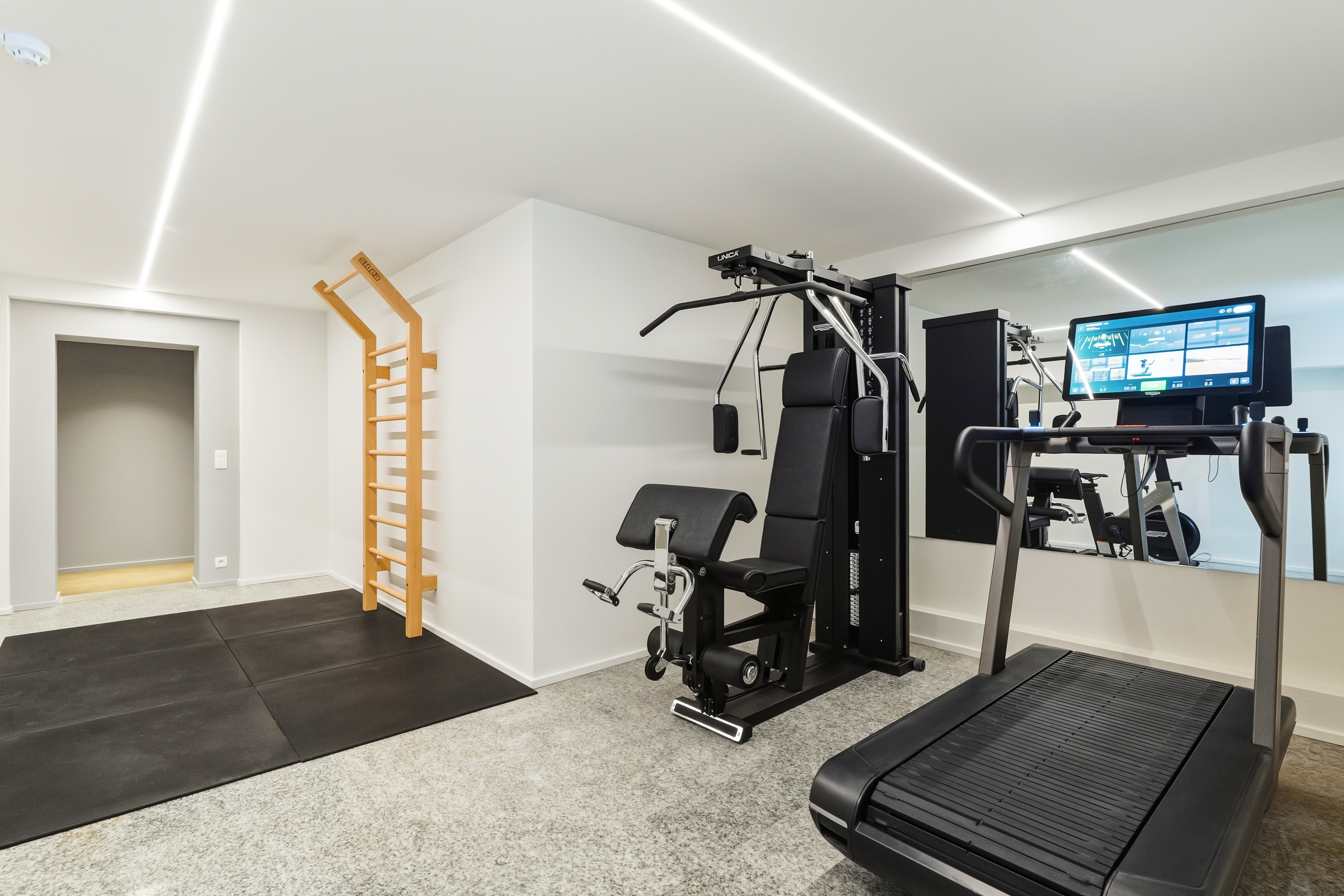 Sala de fitness con equipamiento Technogym en el Aparthotel Whitlock16