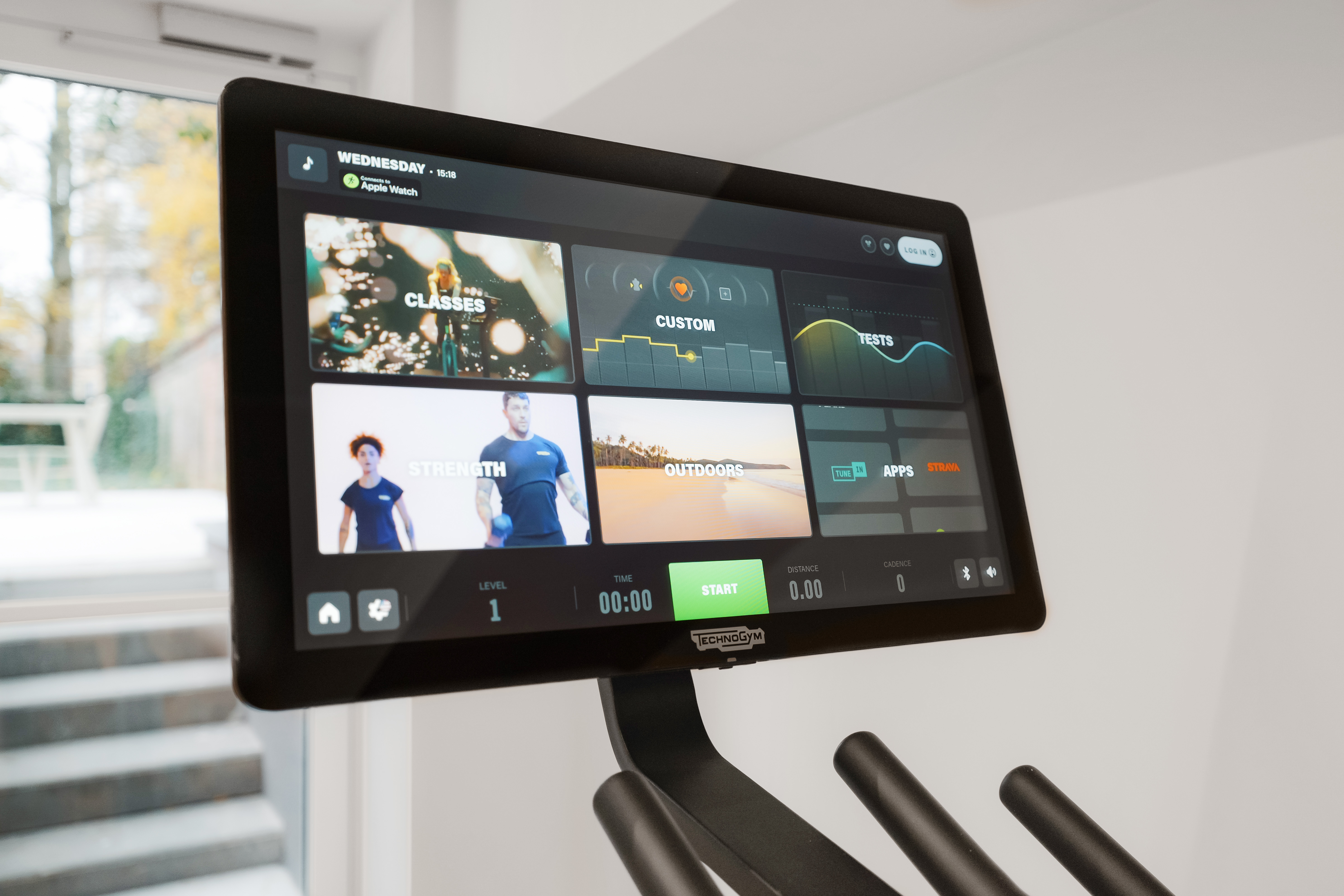 Pantalla interactiva Technogym en la cinta de correr del apartahotel Whitlock16
