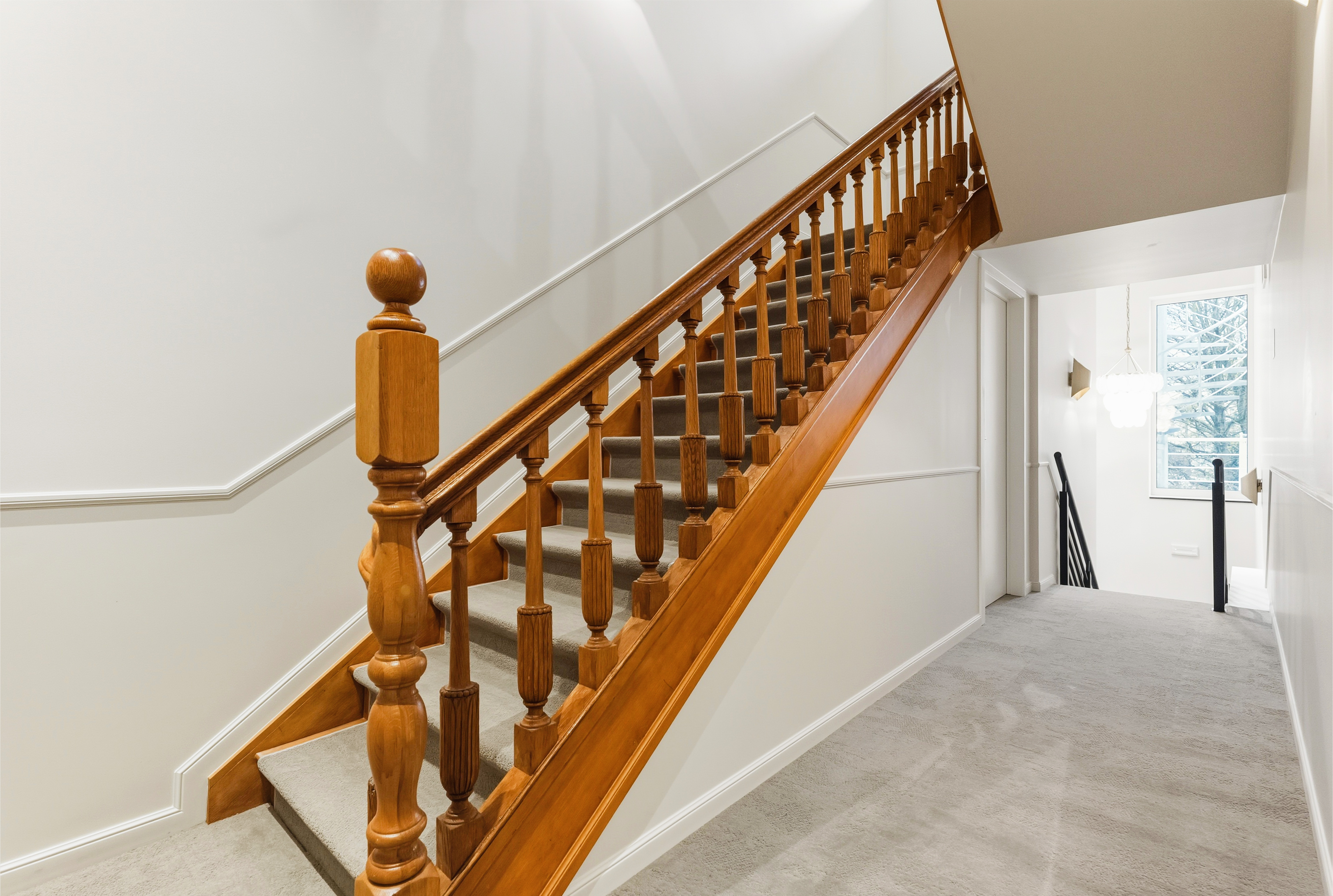 Original escalera de madera en el interior del Aparthotel Whitlock16