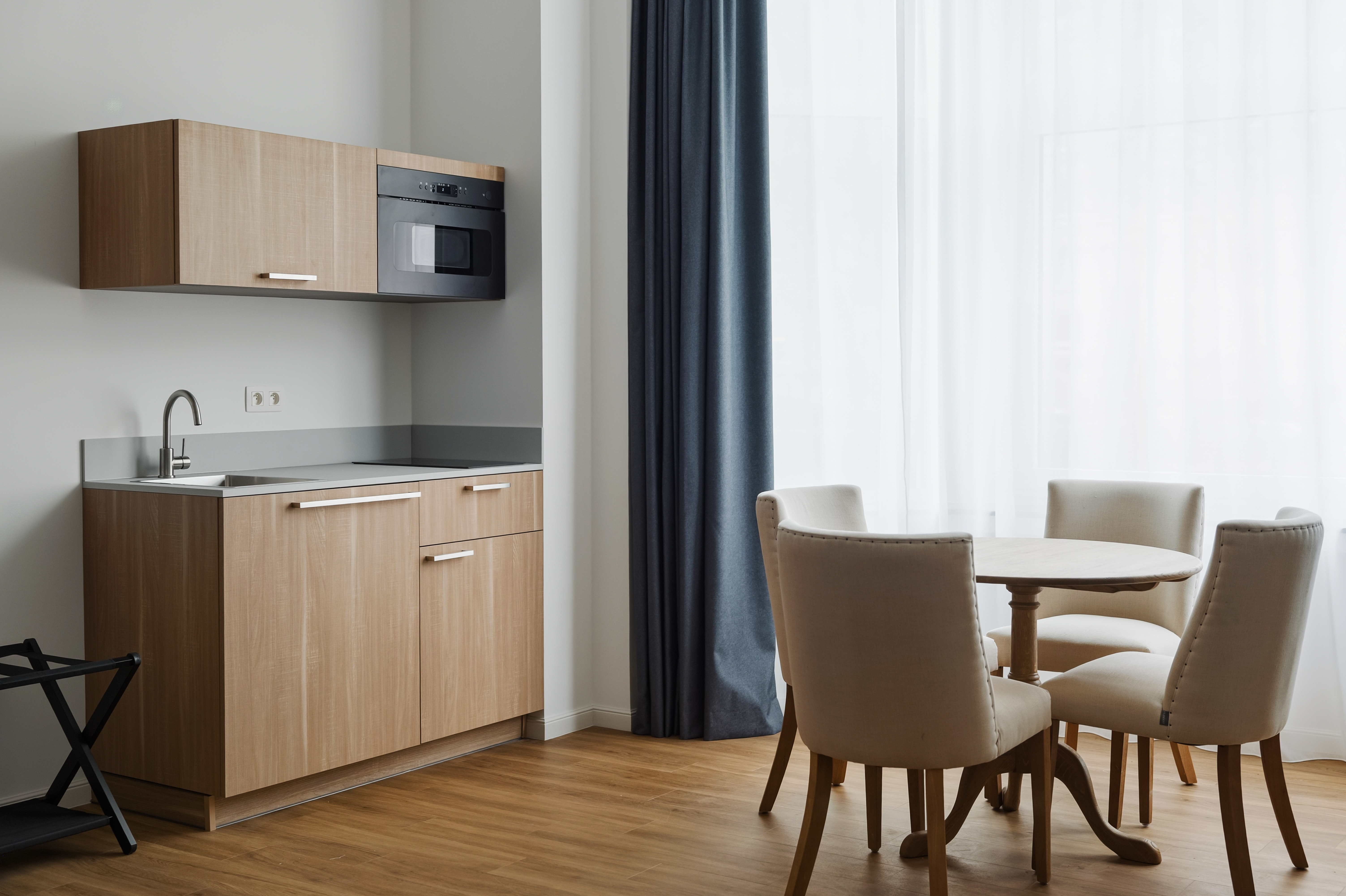 Cocina y espacio de trabajo en un estudio del Aparthotel Whitlock16