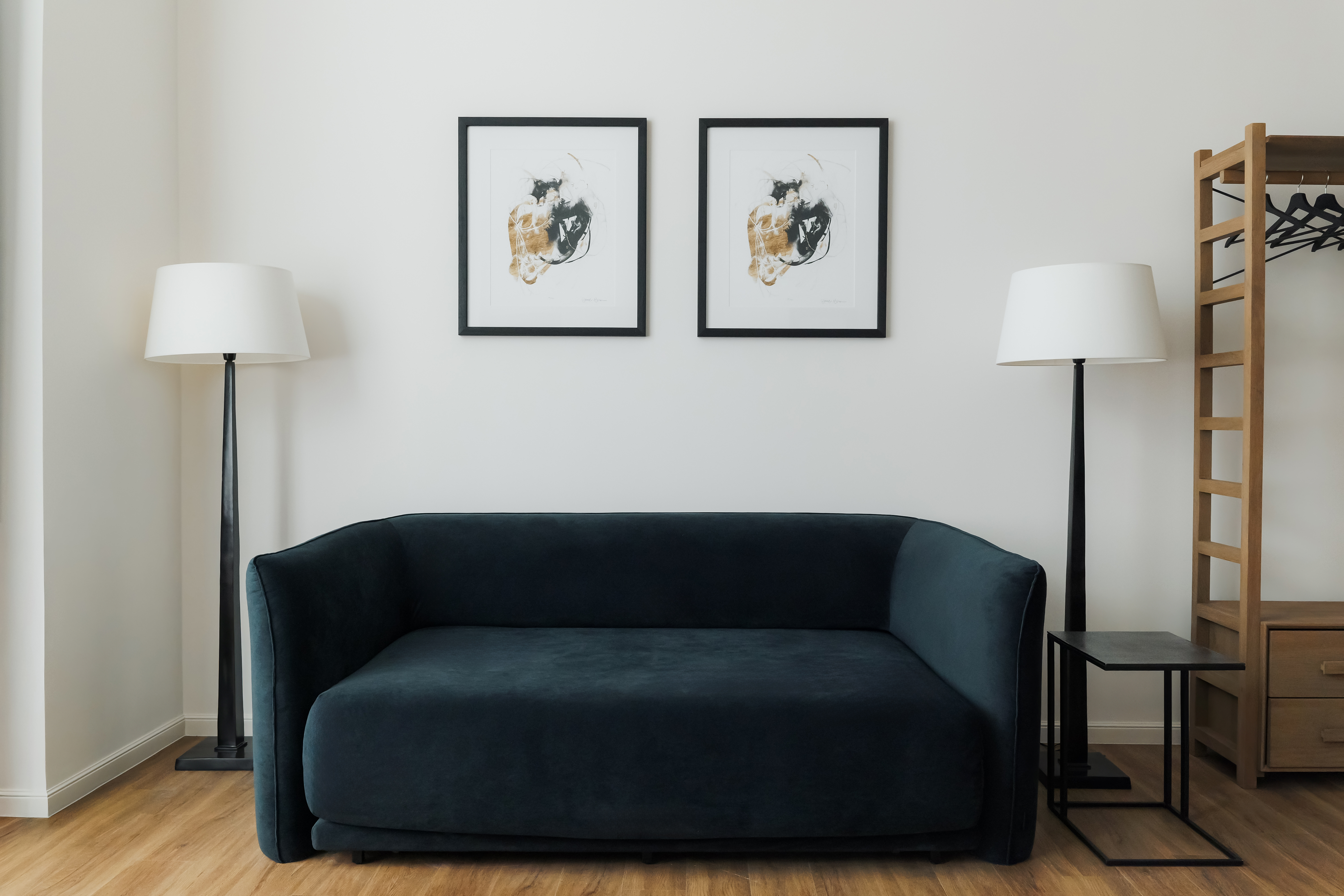 Sofá de la zona de estar en un estudio Deluxe del Aparthotel Whitlock16