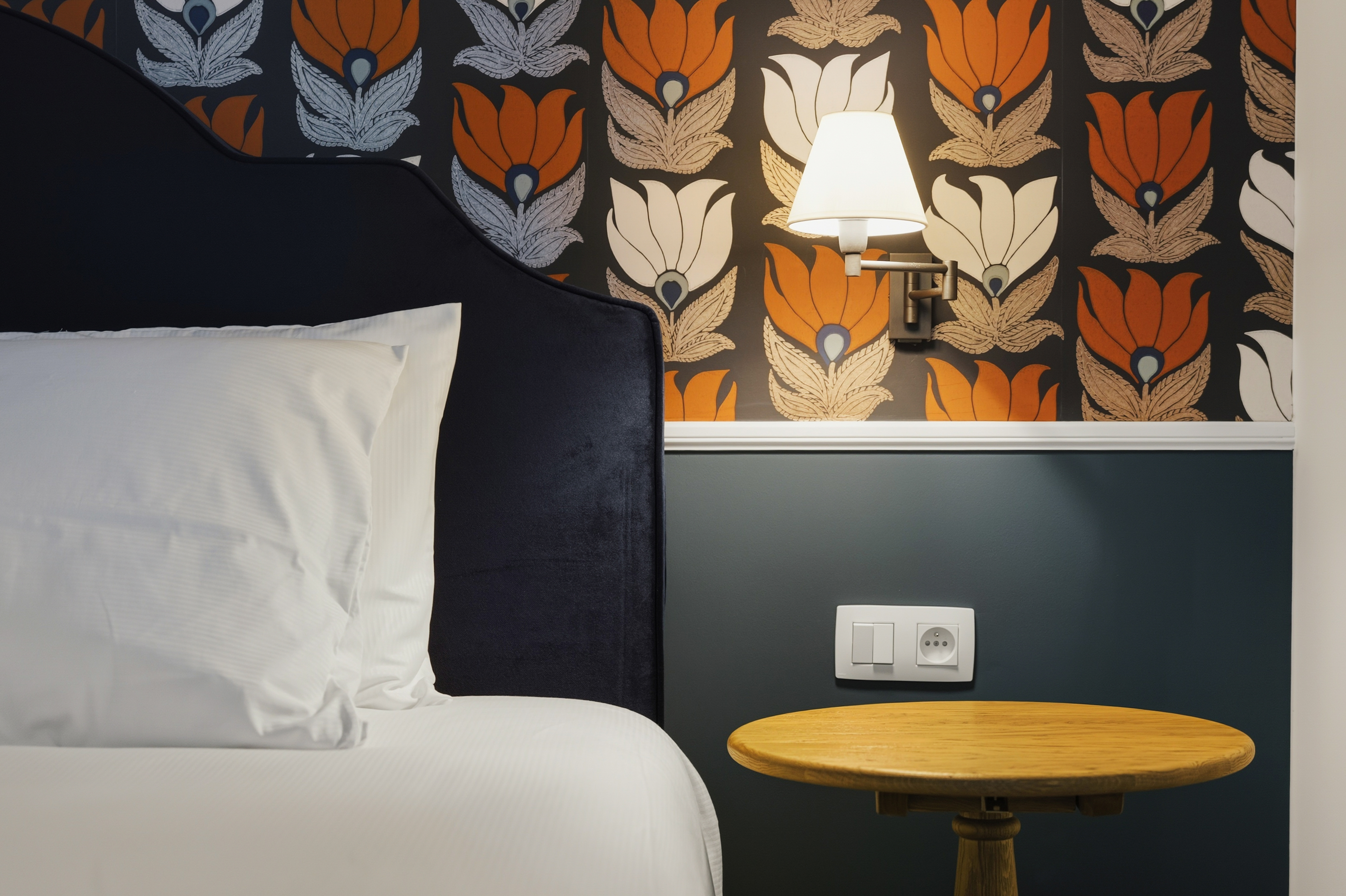 Detalle del sillón de diseño en el interior de un estudio del Aparthotel Whitlock16