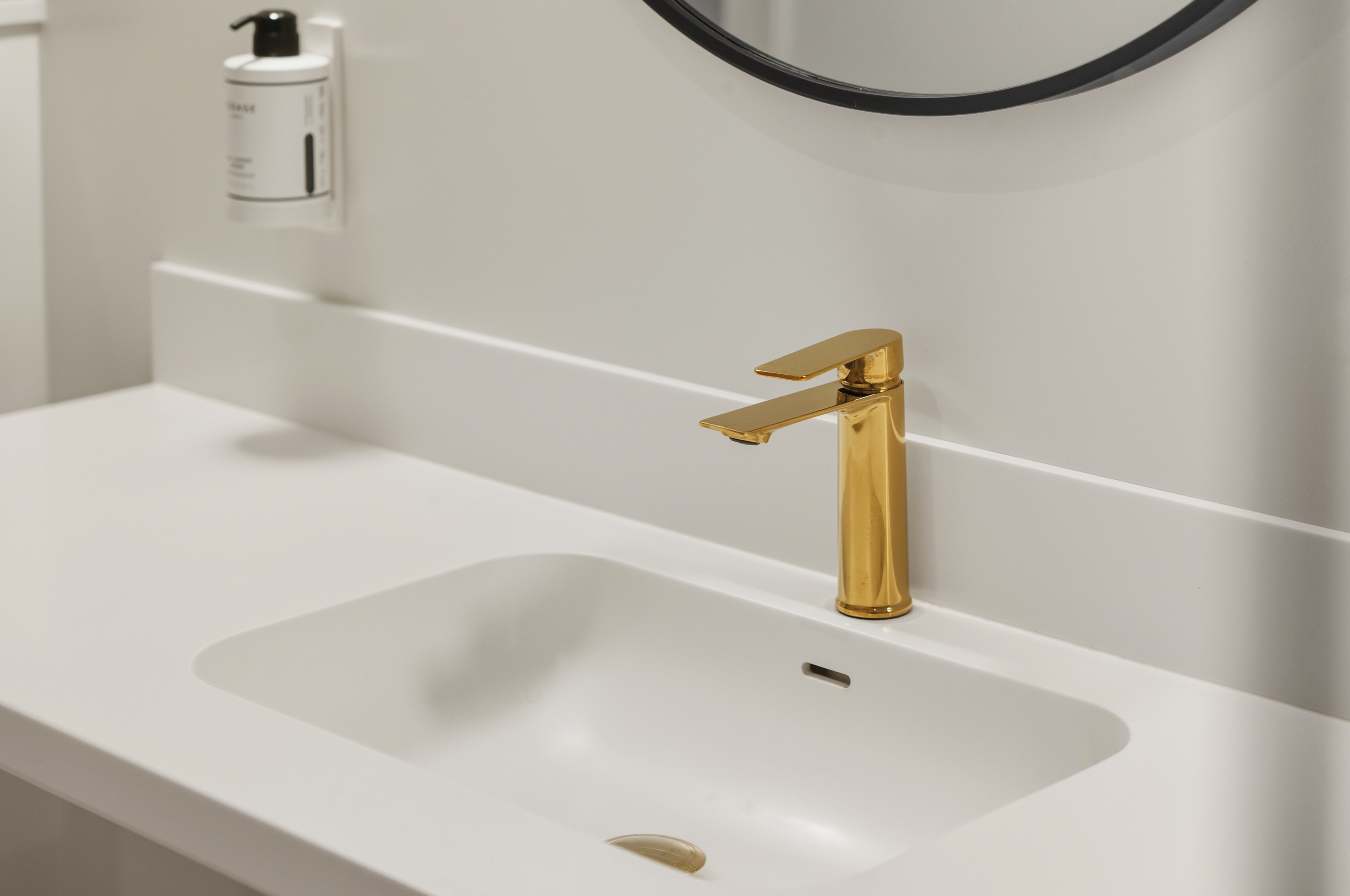 Detalles de baño con lavabo moderno