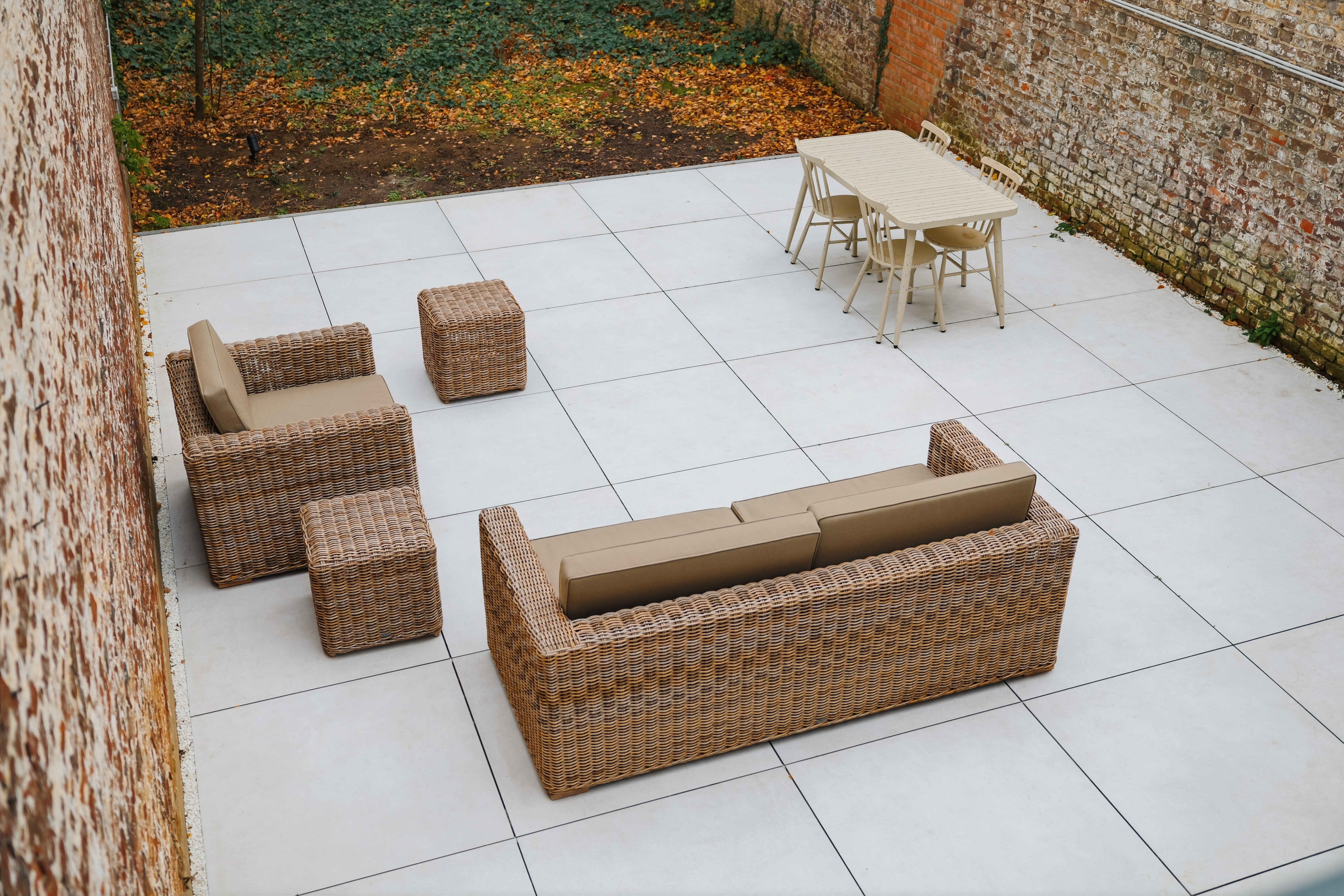 Zona de estar en el jardín del apartahotel W16 para huéspedes