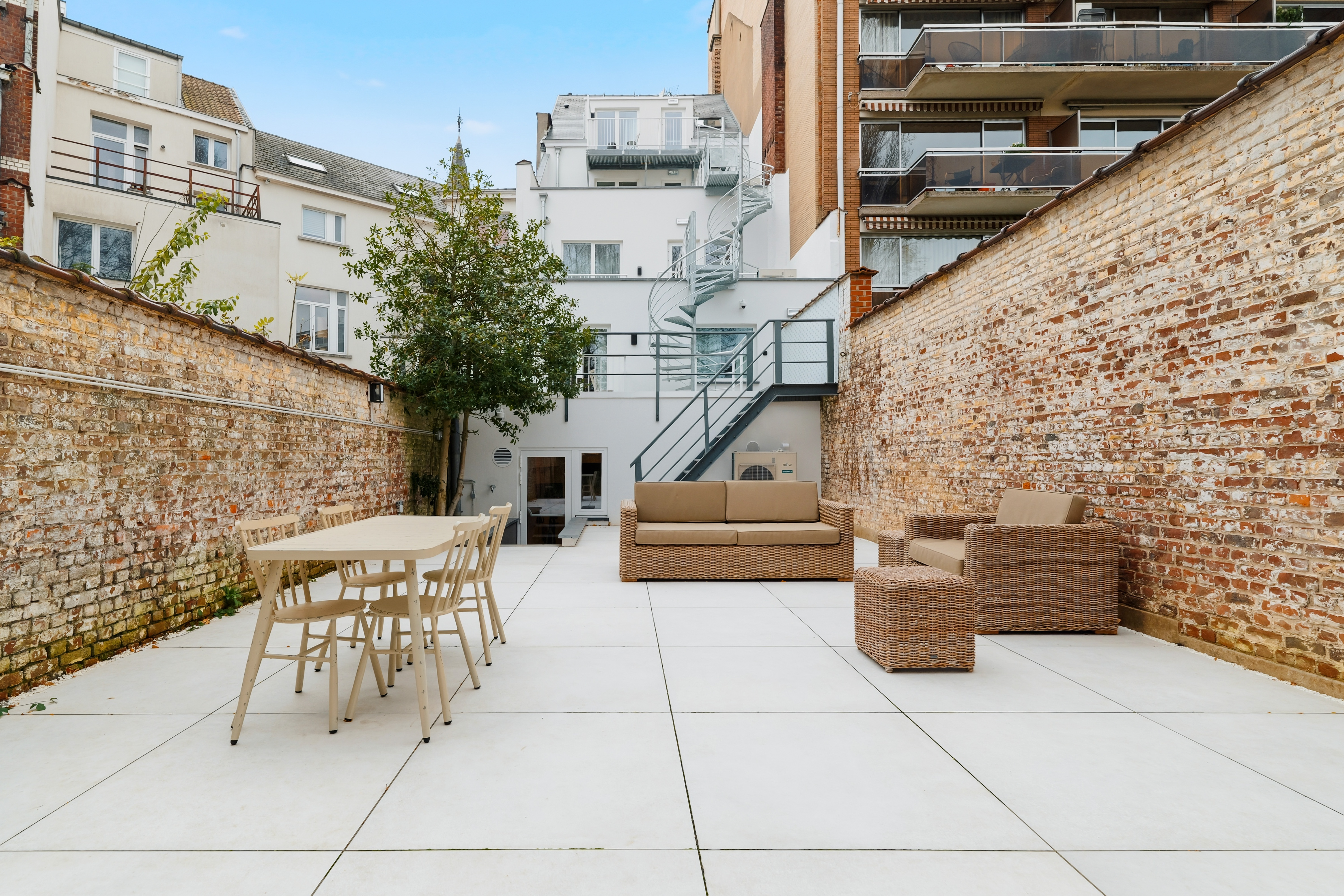 Terraza exterior y jardín en el aparthotel Whitlock16 de Bruselas