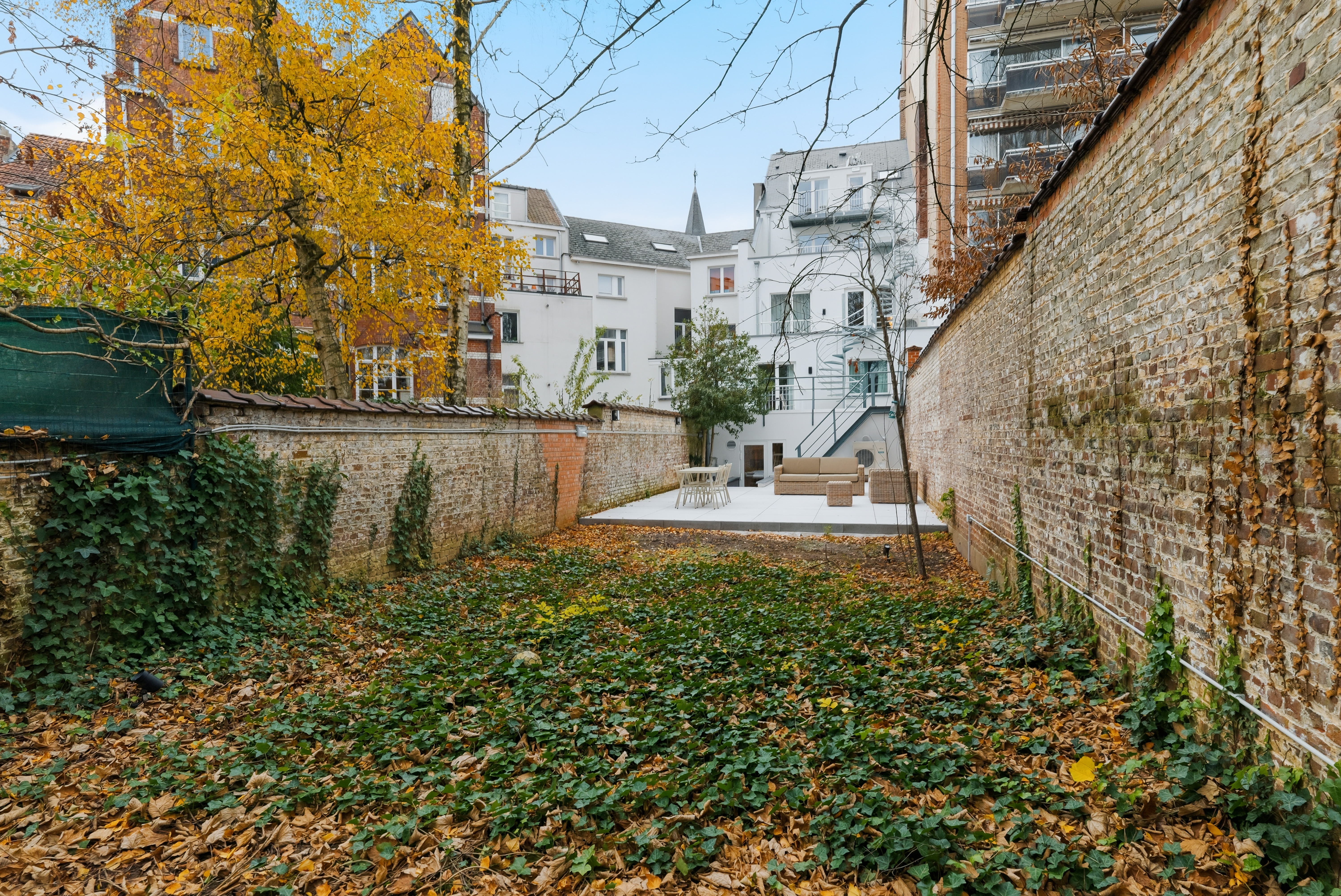 Jardín urbano detrás del apartahotel Whitlock16 en Bruselas