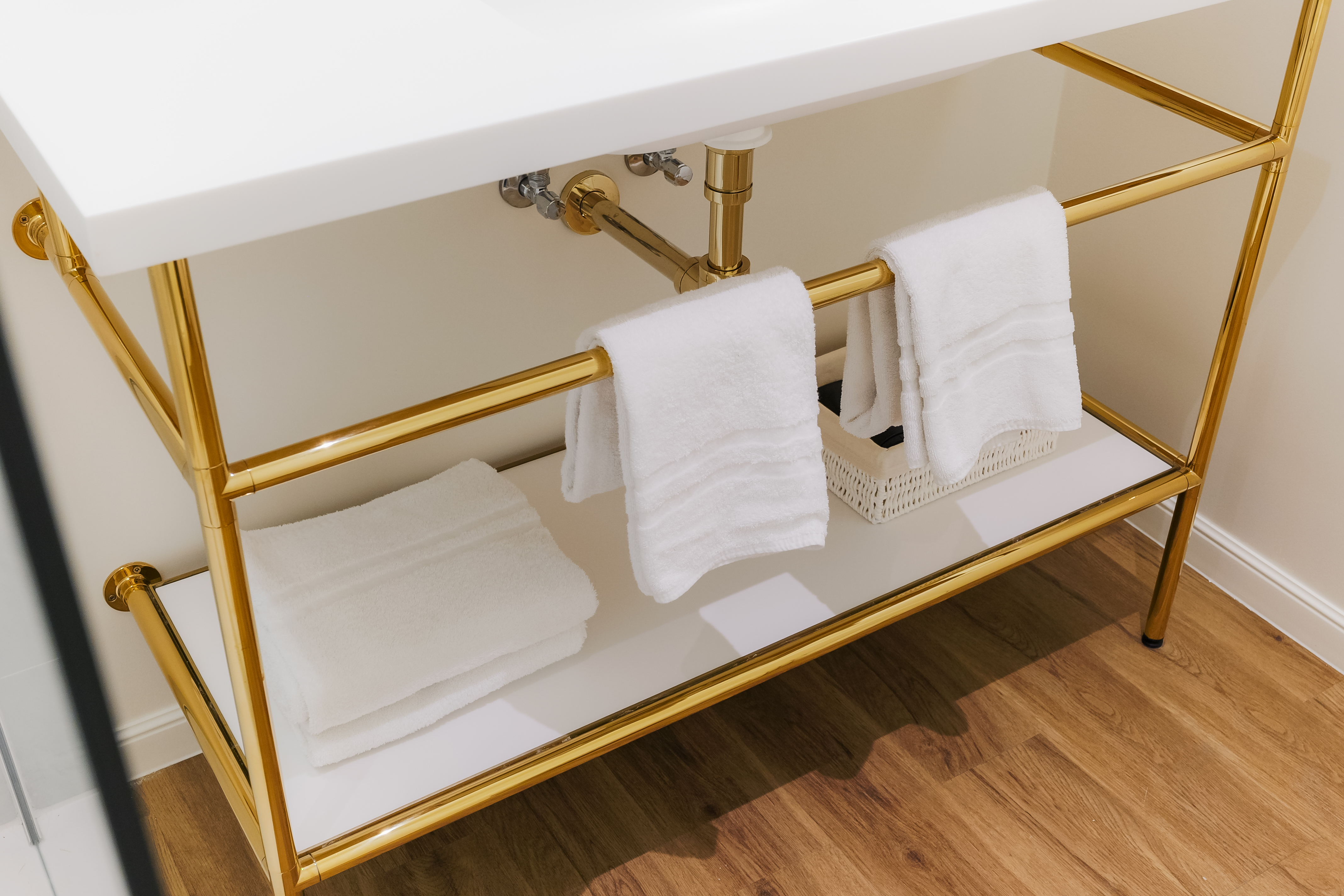 Detalle de los sanitarios dorados del Aparthotel Whitlock16