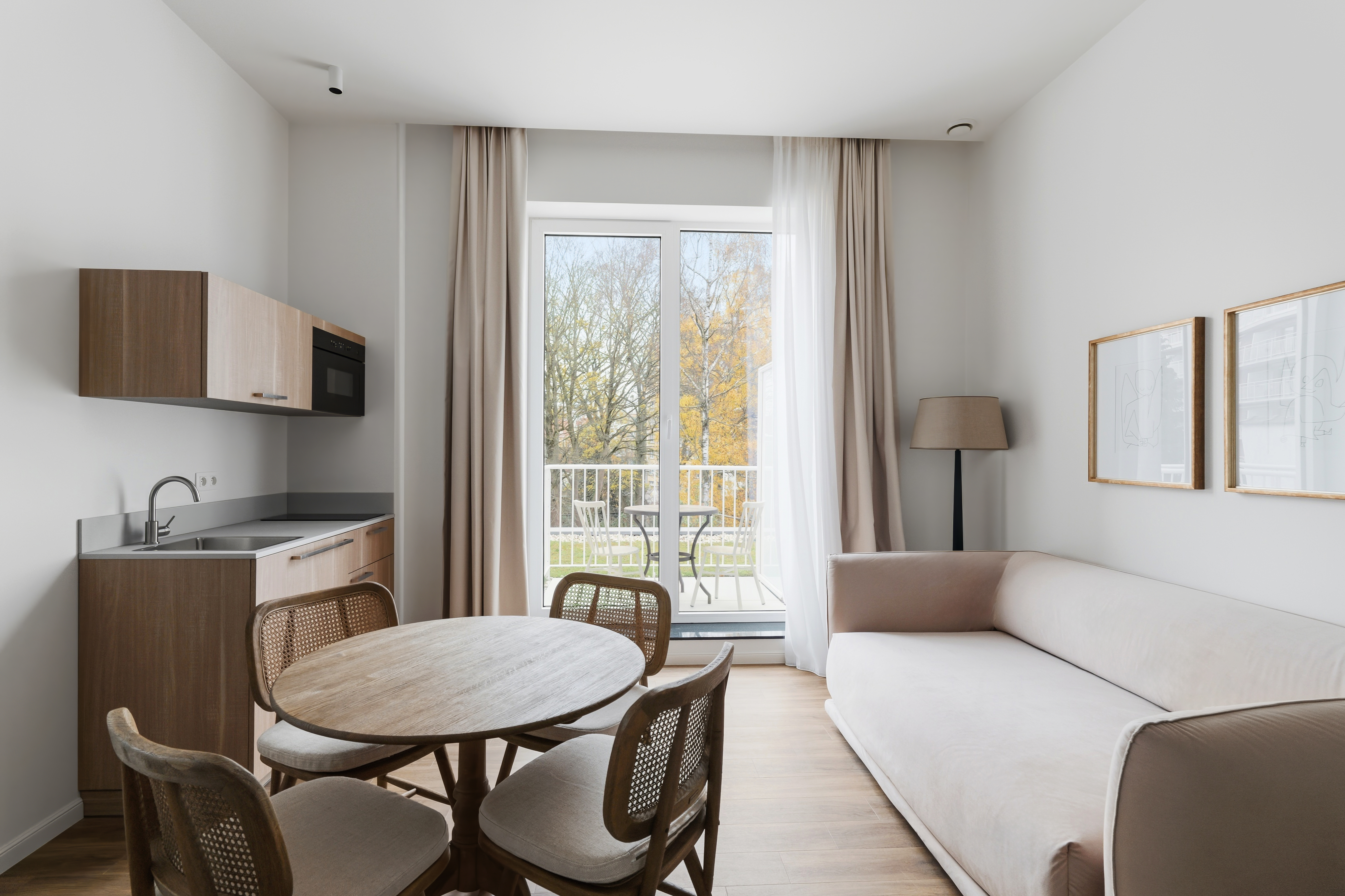 Estudio con balcón y asientos al aire libre