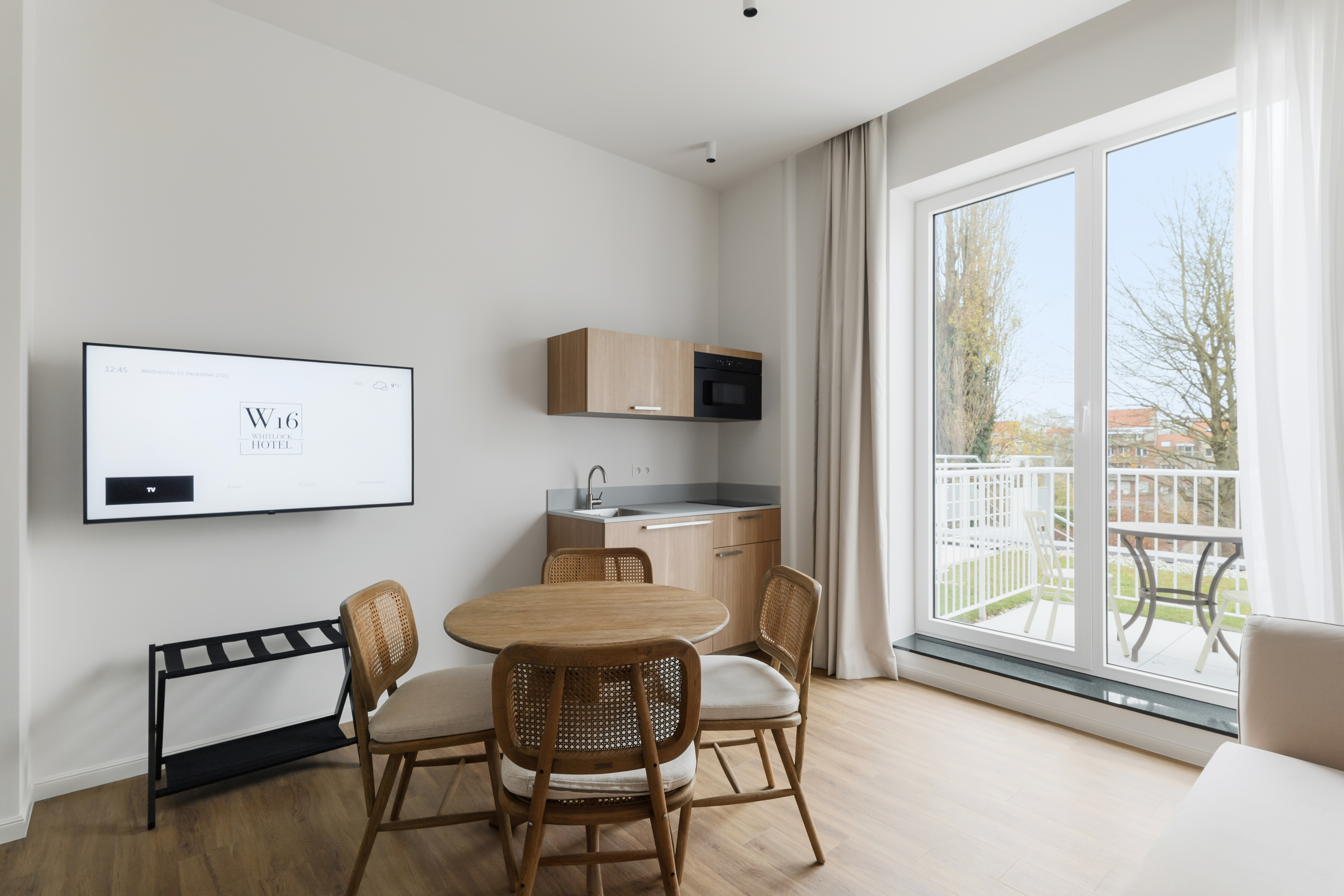 Escritorio y silla en un estudio de Whitlock16