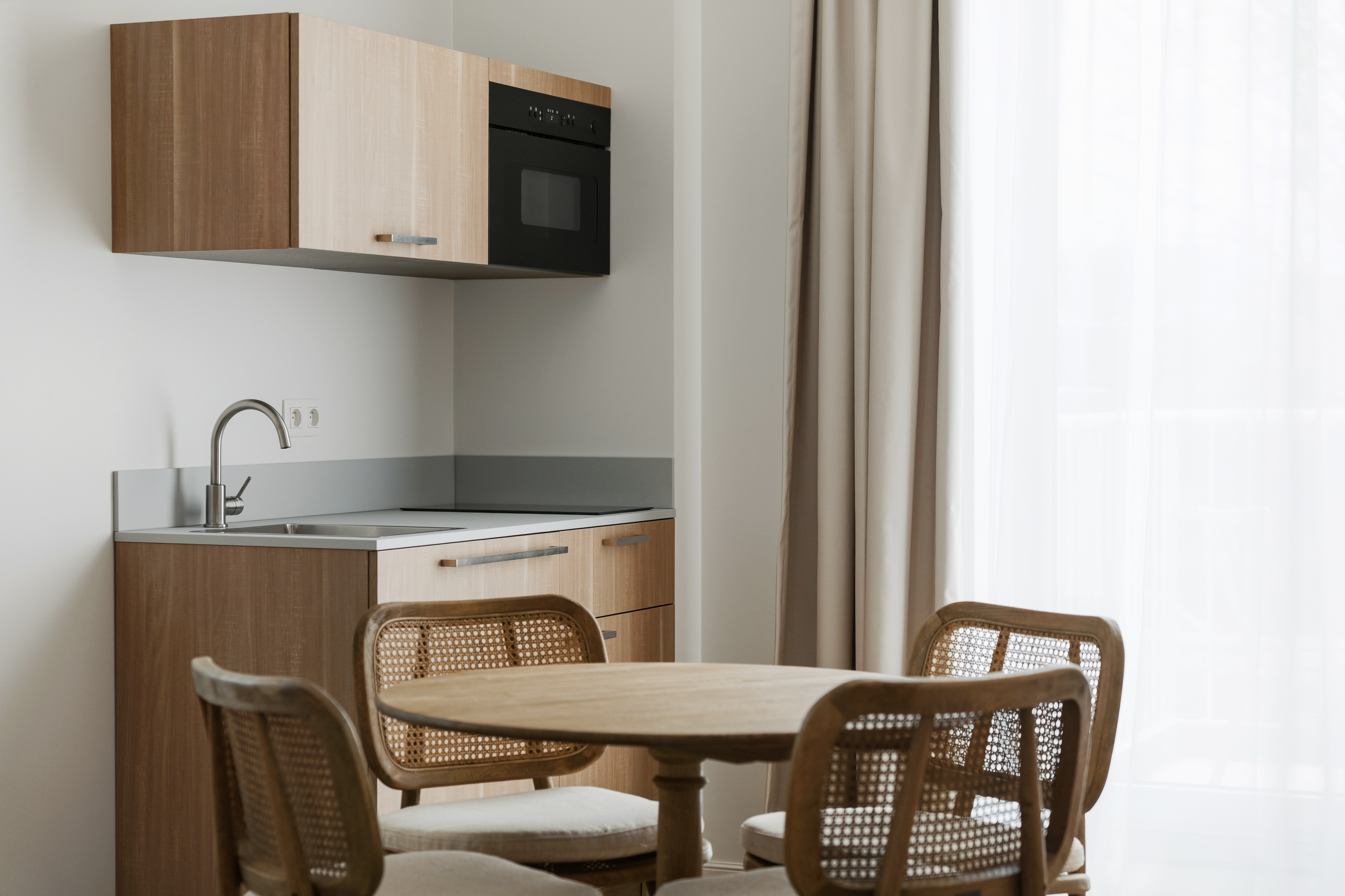 Pequeña mesa de comedor en el interior de un estudio