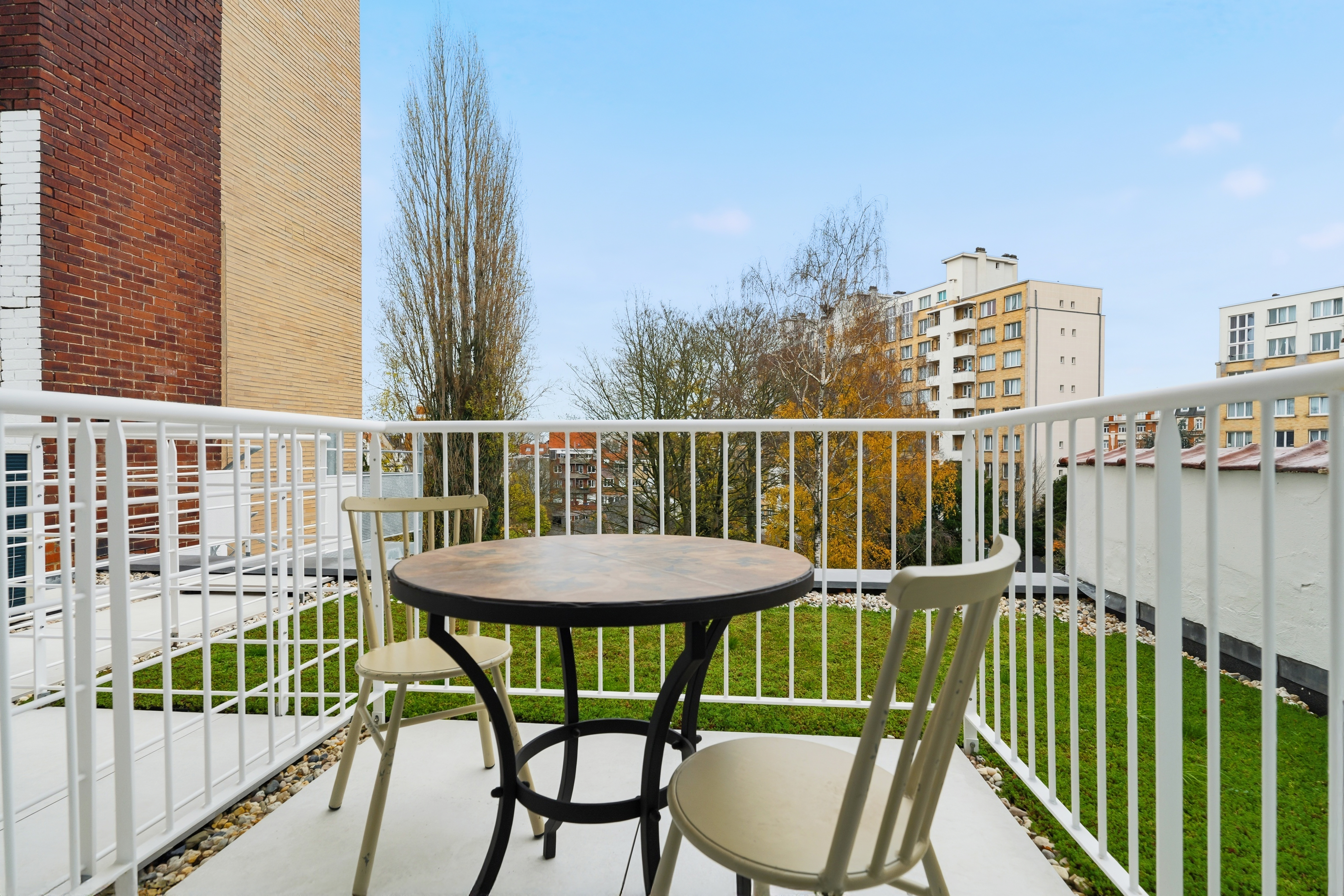 Balcón con mesa y sillas