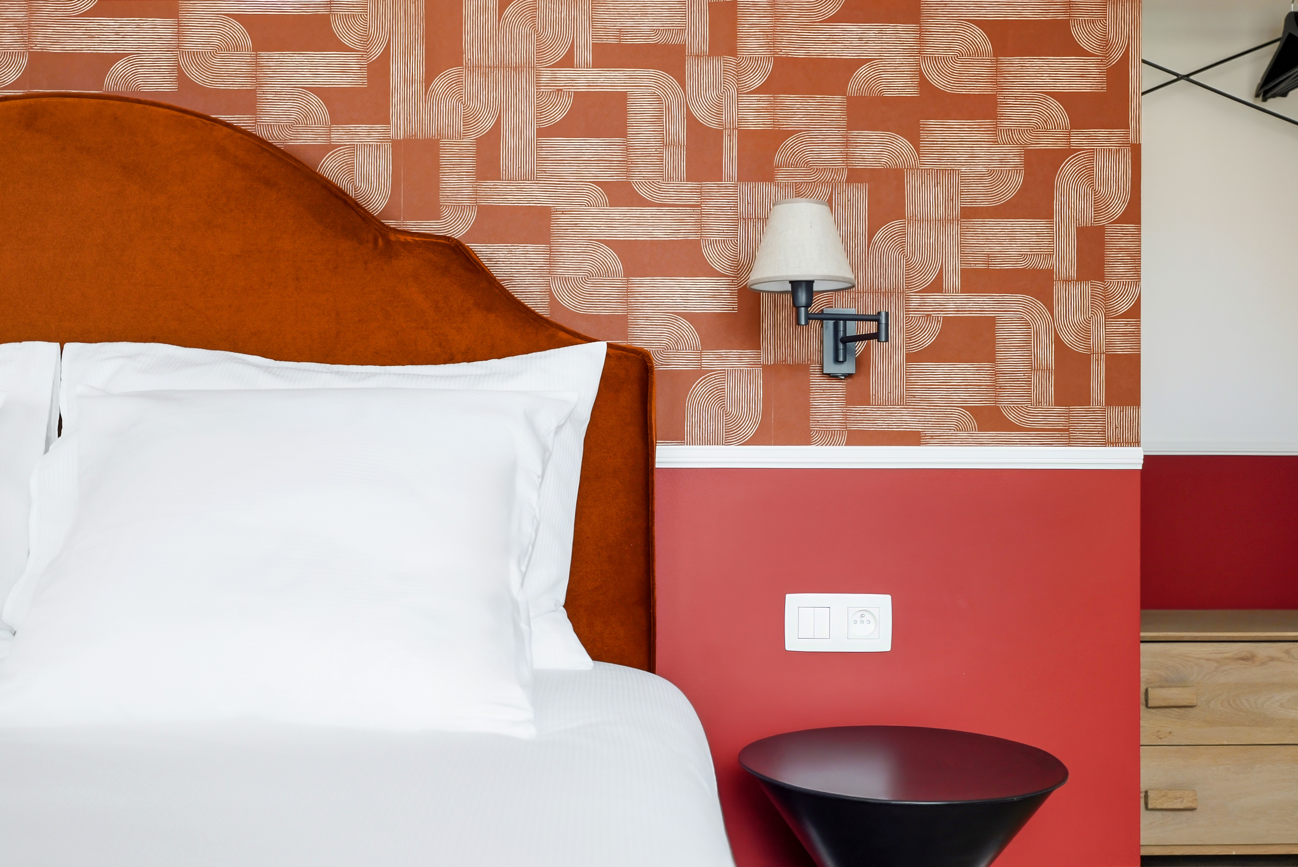 Cama con papel pintado decorativo en el Aparthotel Whitlock16