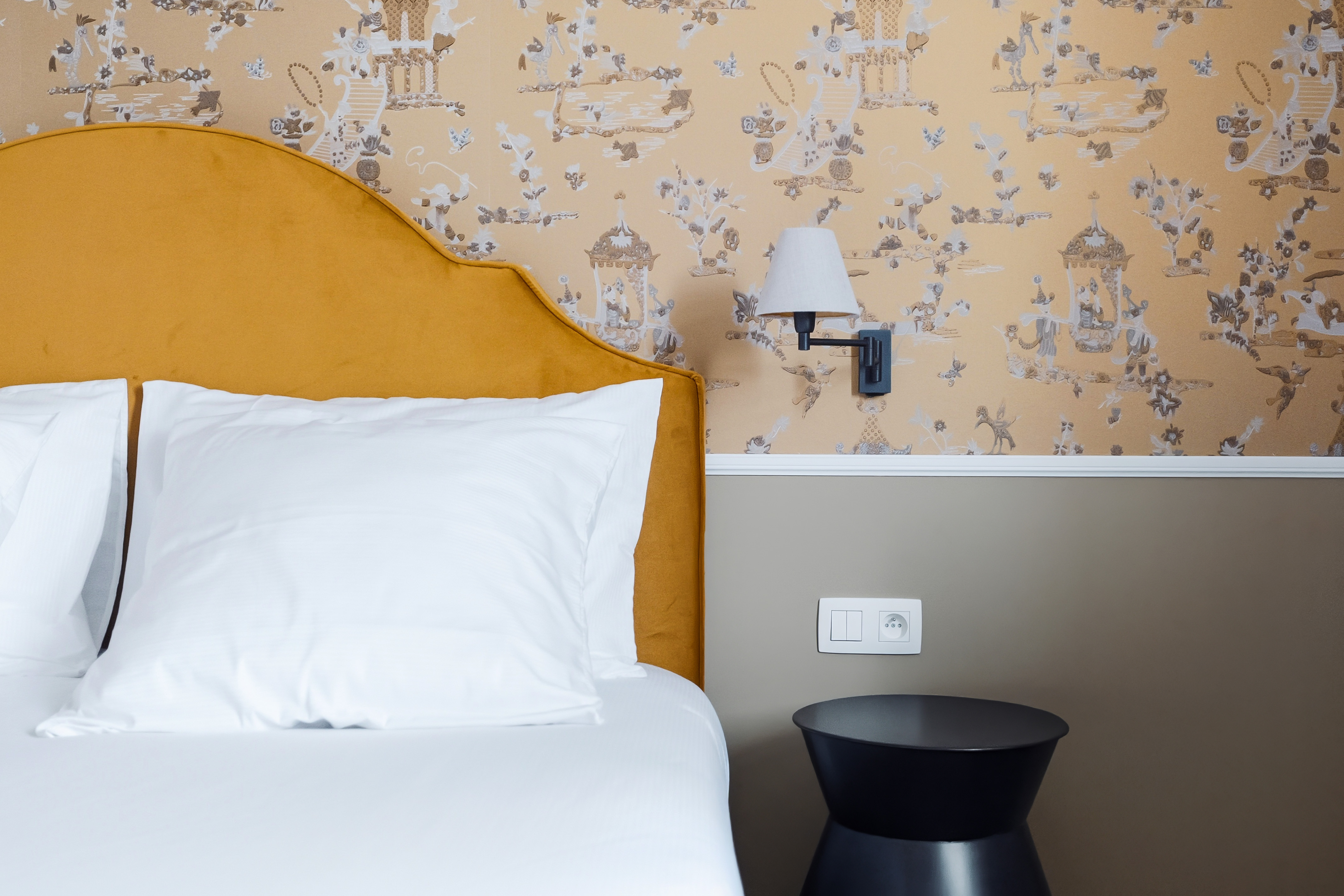 Cama estudio con iluminación cálida en el Aparthotel Whitlock16